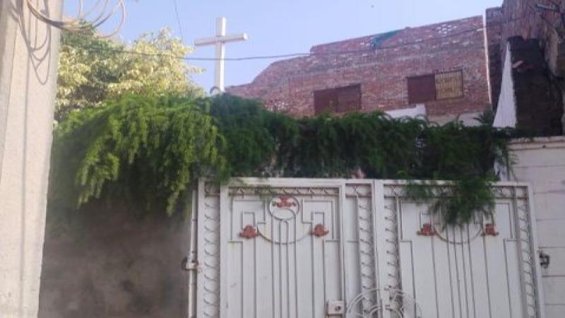 Pakistan Christian News image of Pakistan: Christians fled their homes when Muslim mob gathers to attack them