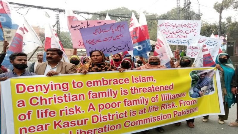 Pakistan Christian News image of Christians protest against forced conversion of Raja Masih